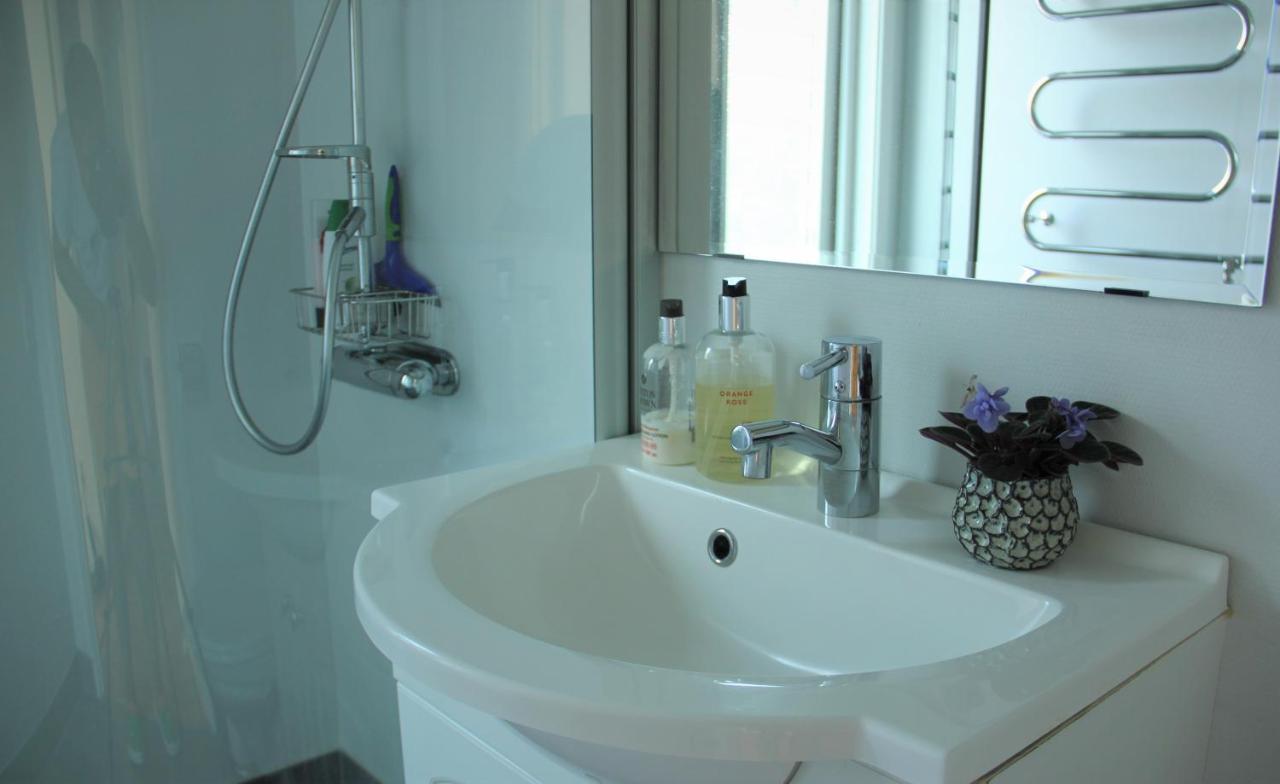 Private Room For Rent In A Villa With Garden View Älmhult エクステリア 写真